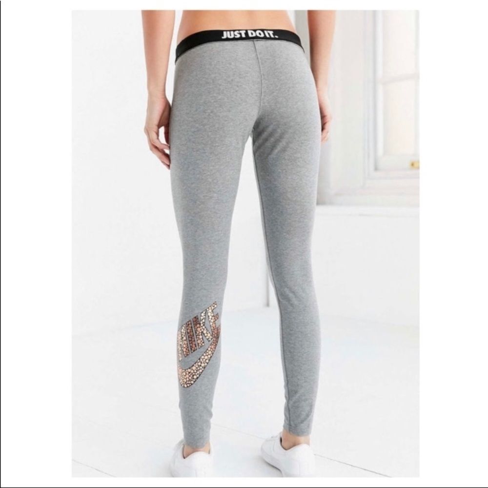 𝅺NIKE Gray & Rose Gold Leggings